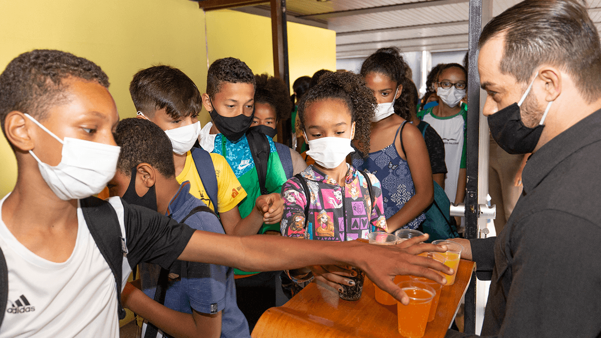 Laborit makes Christmas donations in Paraisópolis