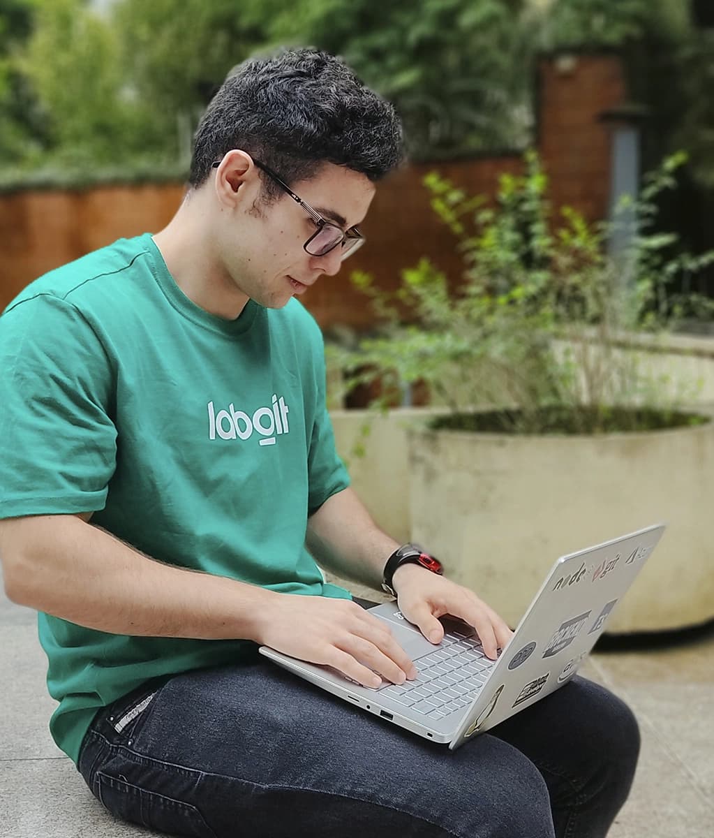 Luis Eduardo, engenheiro backend da Laborit, trabalhando na área externa do nossa casa de vidro