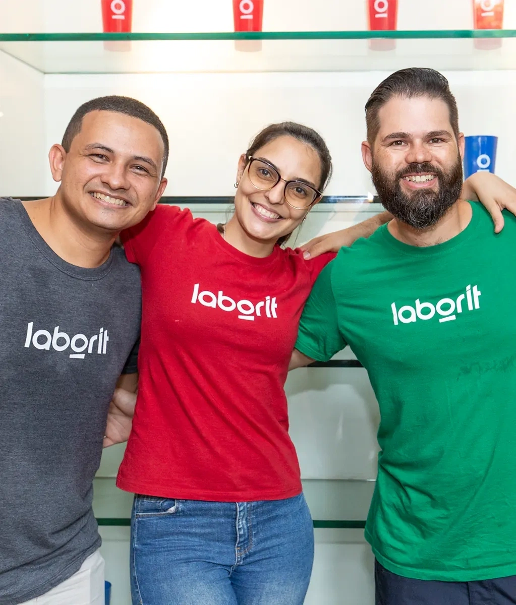 Labers durante evento da Laborit. Da esquerda para a direita: Jackson Passos, Camila Tavares e Ulisses Ribeiro