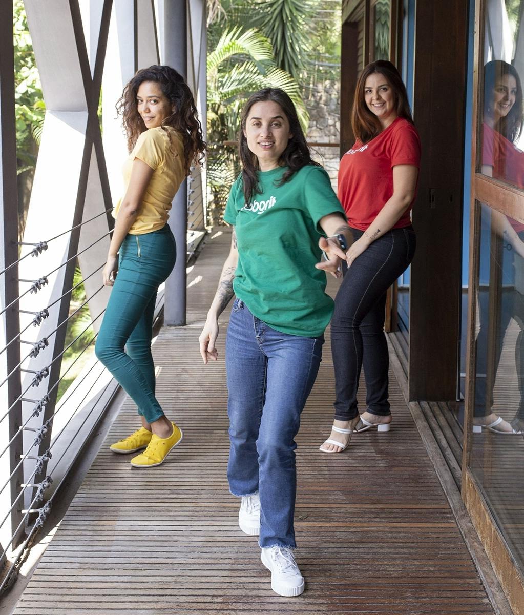 Na Lab, mulheres são destaque em todas áreas. Da esquerda para direita: Rhaysa Ferreira (Growth Marketing), Natalia De Marco (Designer) e Marcela
